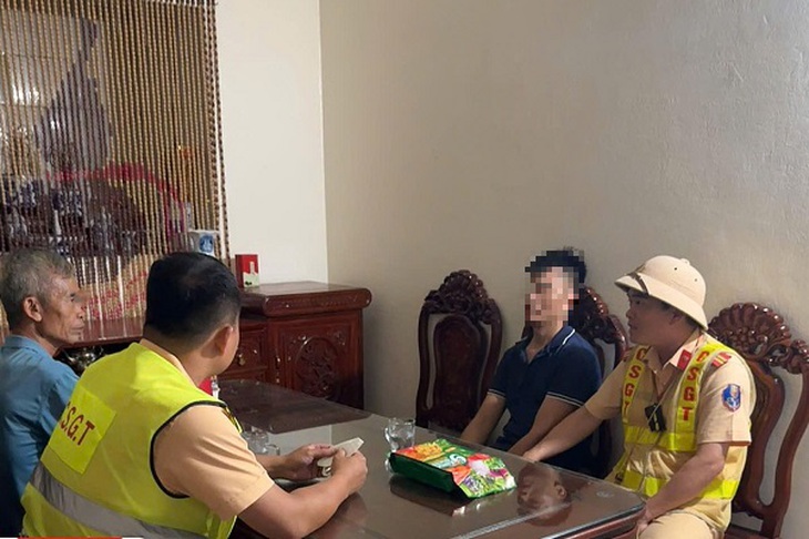 CSGT giải cứu người định tự tử trên cầu Gián Khẩu - Ảnh 2.