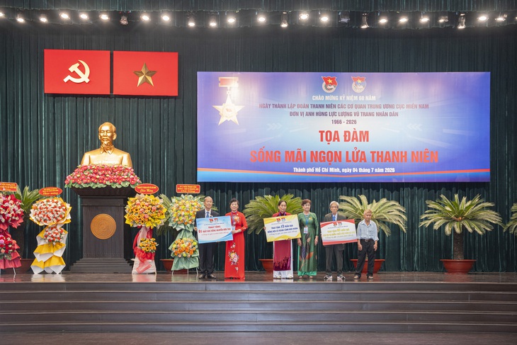 Tọa đàm 'Sống mãi ngọn lửa thanh niên' tiếp thêm động lực cống hiến cho tuổi trẻ hôm nay- Ảnh 3.