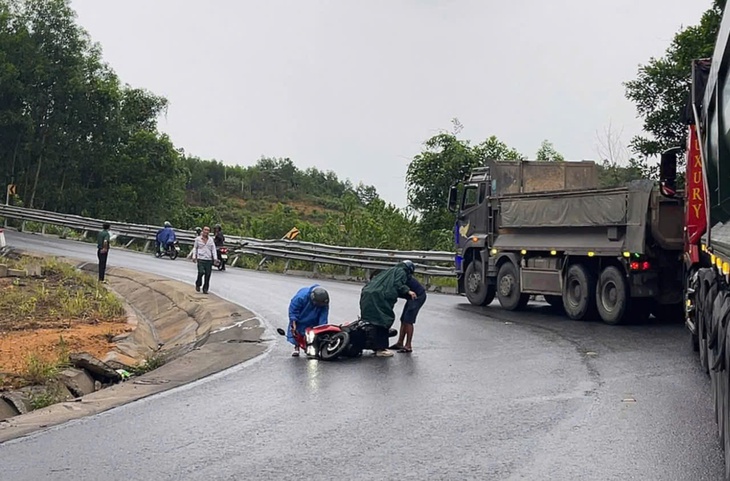 Dầu nổi sau mưa, xe máy liên tiếp trượt ngã trên đèo Tà Lương- Ảnh 1.