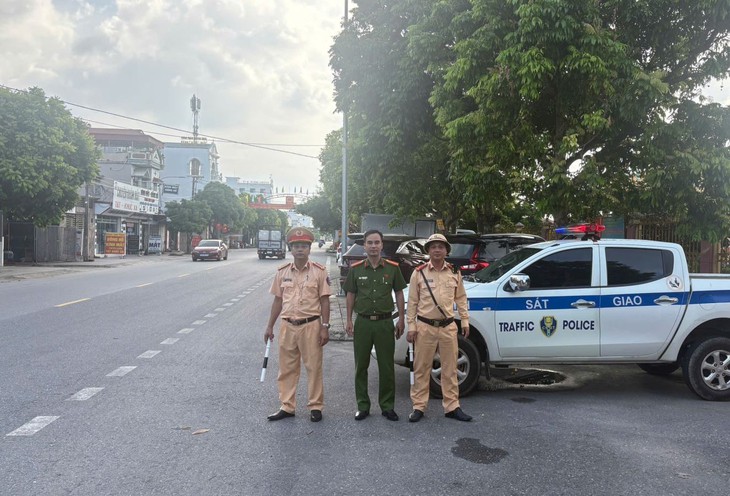 Nam thanh niên chảy máu mặt nằm bất tỉnh giữa đường, trong cốp xe có gần 400 triệu đồng- Ảnh 1.