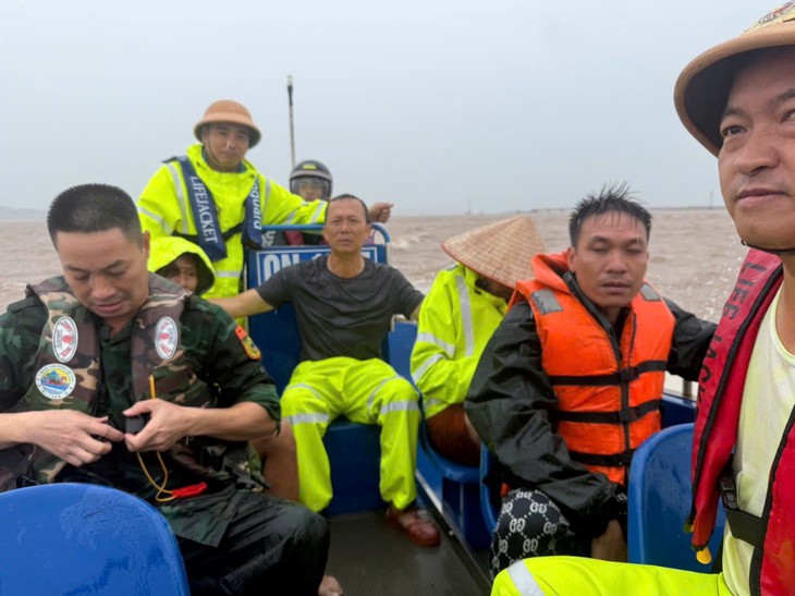 Chìm tàu trong đêm bão, 3 thuyền viên được cứu sống trên biển- Ảnh 1.