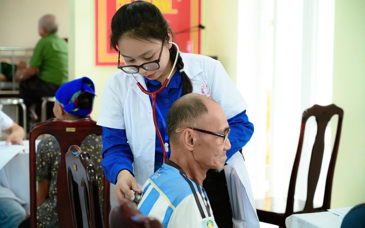 Hơn 400 người dân vùng biên được khám bệnh, cấp thuốc miễn phí- Ảnh 5.