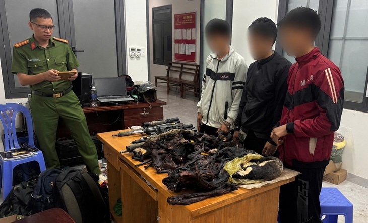 Phát hiện 3 thanh niên mang theo súng nén hơi săn bắt động vật hoang dã- Ảnh 1.