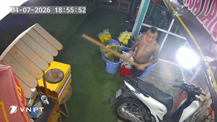 Gã đàn ông ở Đồng Tháp đánh vợ cũ, đập phá tiệm hoa làm một người bị thương- Ảnh 1.
