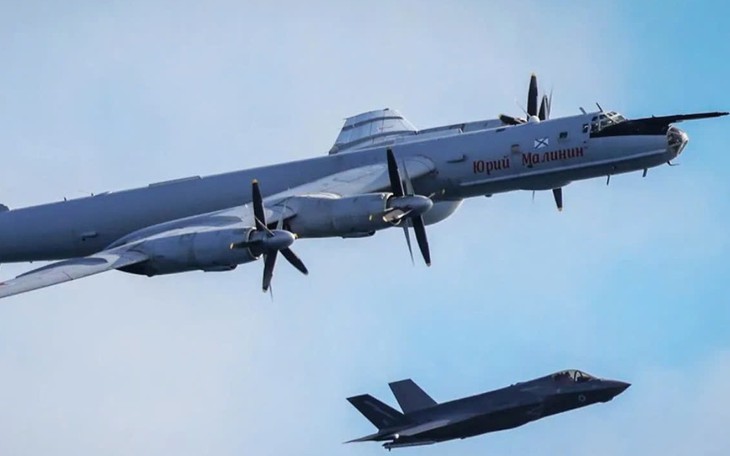 Oanh tạc cơ Tu-16 lao xuống biển sau 'màn khiêu khích' tàu sân bay Mỹ- Ảnh 2.
