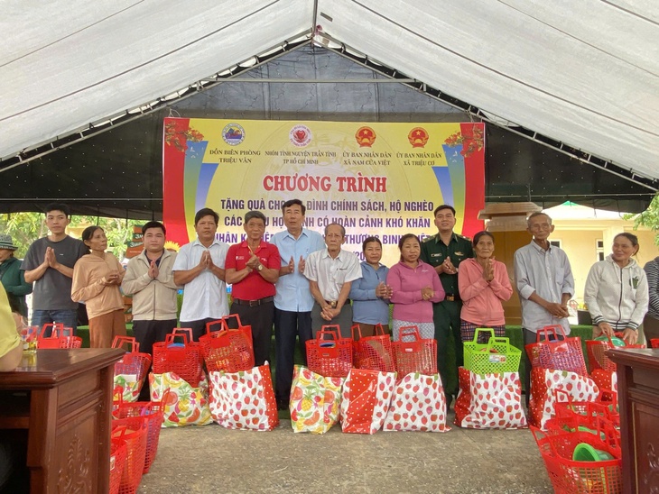 Người lính 'quân hàm xanh' mang hàng trăm món quà đến vùng biển bãi ngang- Ảnh 1.