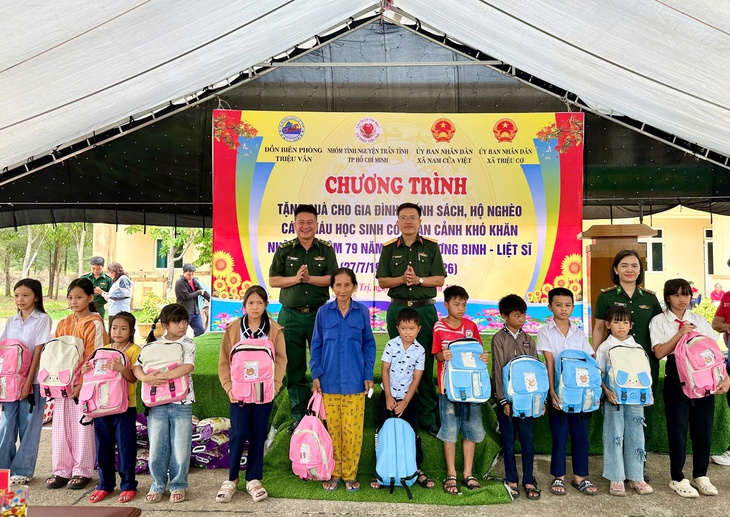 Người lính 'quân hàm xanh' mang hàng trăm món quà đến vùng biển bãi ngang- Ảnh 2.