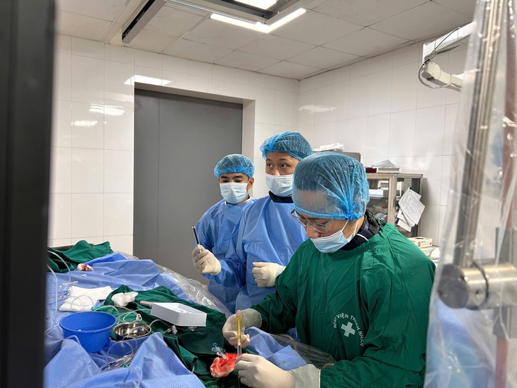 Cứ tưởng bị tiền đình, người phụ nữ suýt mất mạng vì 'quả bom nổ chậm' trong não- Ảnh 1.