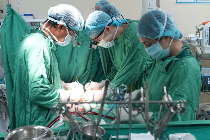 Bé sinh non nặng 1,5kg 'vượt cửa tử' sau ca mổ tim bẩm sinh kéo dài hơn 5 giờ- Ảnh 1.