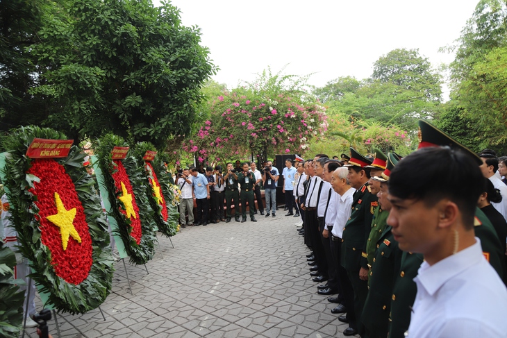 Lãnh đạo Đảng, Nhà nước dâng hương tưởng niệm cố Tổng Bí thư Trần Phú và các Anh hùng liệt sĩ tại Công viên Lê Thị Riêng- Ảnh 1.