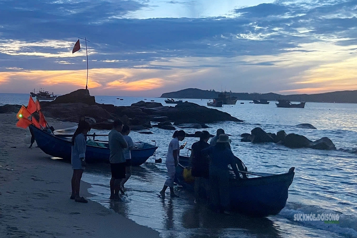 Làng chài Phước Đồng thức dậy trước bình minh- Ảnh 1.