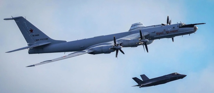 Máy bay Tu-142 Nga thả phao sonar áp sát nhóm tàu sân bay Anh- Ảnh 1.