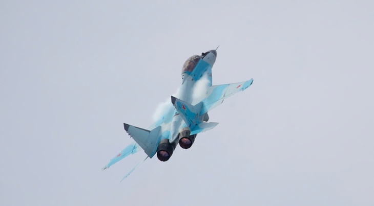 MiG-35 Nga đối đầu F-22 Mỹ: Máy bay chiến đấu nào chiếm ưu thế trên không?- Ảnh 1.