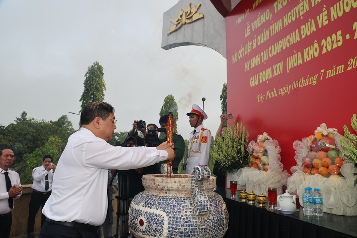 Phó Thủ tướng Thường trực Phạm Gia Túc dự Lễ viếng, truy điệu và an táng hài cốt liệt sĩ tại Tây Ninh- Ảnh 1.