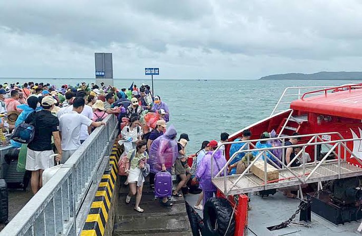 Biển Đông ảnh hưởng mạnh bởi siêu bão Ba Vì, cảnh báo an toàn trên các vùng biển trong những ngày tới- Ảnh 1.