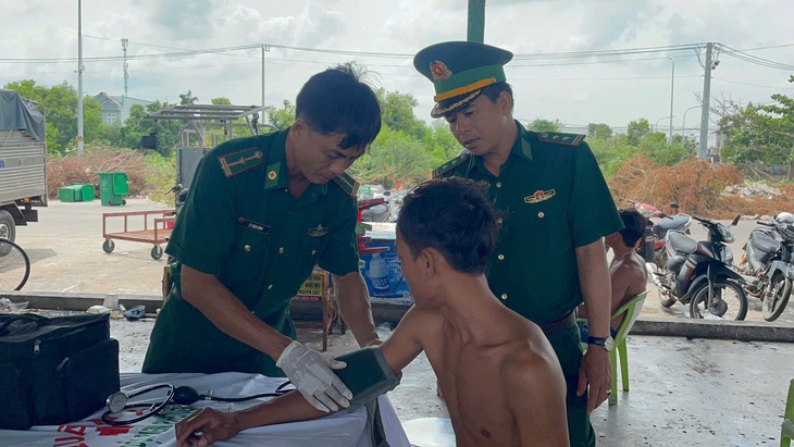 Tàu hàng tông chìm tàu cá ngoài khơi Lâm Đồng, một ngư dân tử vong- Ảnh 2.