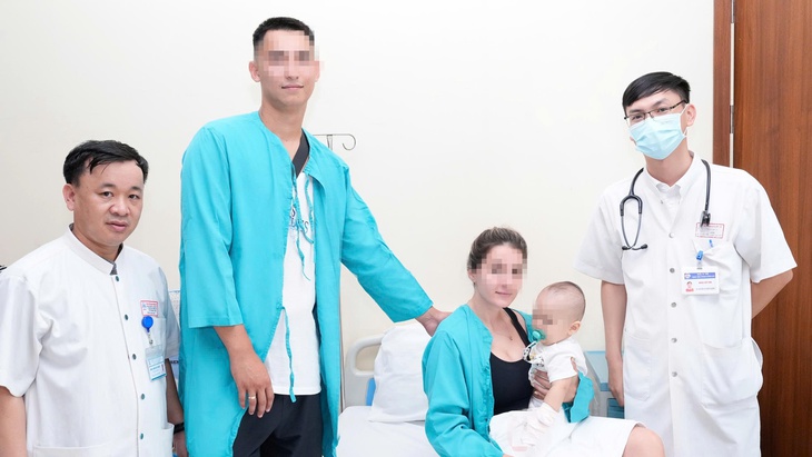 Bệnh viện Trung ương Huế cứu cháu bé người Kazakhstan nuốt phải kim băng sắc nhọn- Ảnh 1.