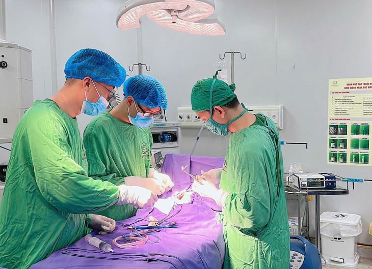 Cứu sống bé sơ sinh mắc đồng thời hai dị tật bẩm sinh hiếm gặp- Ảnh 1.