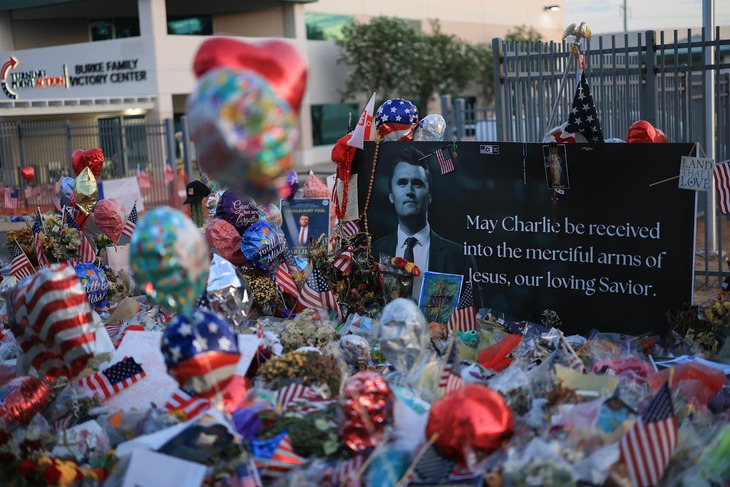 Khoảnh khắc gây sốc trong phiên sơ thẩm vụ ám sát nhà hoạt động Charlie Kirk - Ảnh 1.