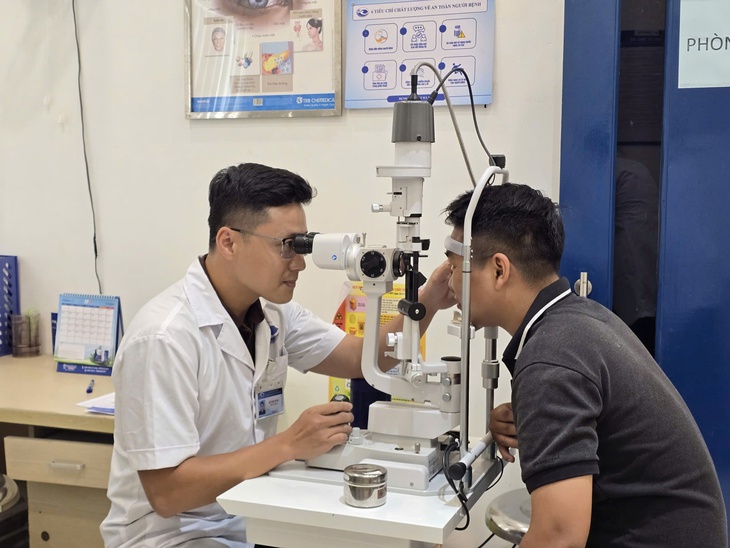 Hà Nội hỗ trợ chi phí điều trị tật khúc xạ: Cơ hội tháo kính cho người trẻ từ 18 đến 35 tuổi- Ảnh 1.
