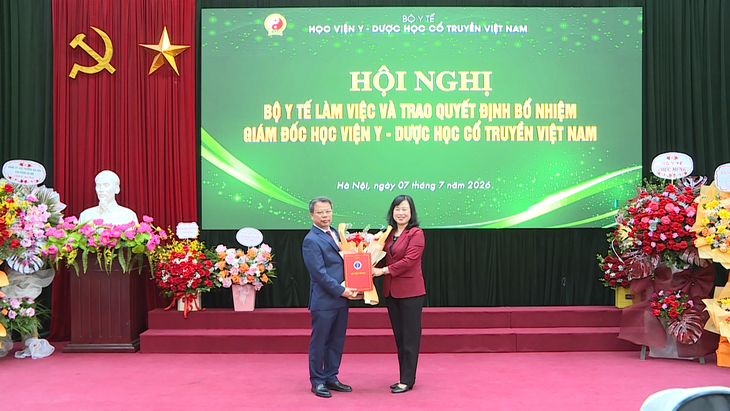 Bộ trưởng Bộ Y tế Đào Hồng Lan trao quyết định bổ nhiệm Giám đốc Học viện Y - Dược học cổ truyền Việt Nam- Ảnh 1.