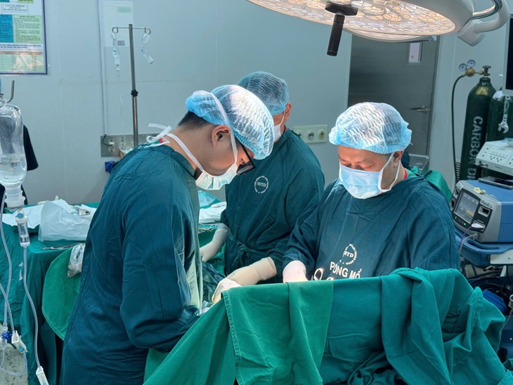 Phát hiện ung thư thực quản giai đoạn sớm khi chuẩn bị mổ ung thư gan- Ảnh 2.