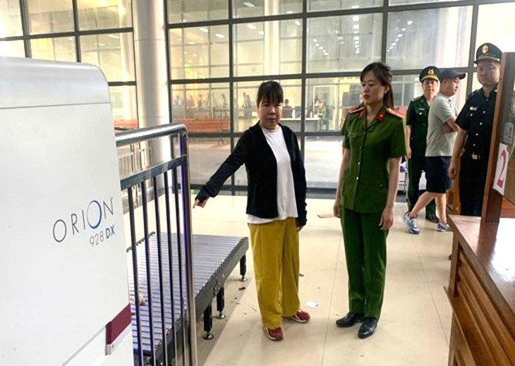 Người phụ nữ giấu tiền ở vị trí 'nhạy cảm' trên cơ thể khi qua cửa khẩu- Ảnh 1.