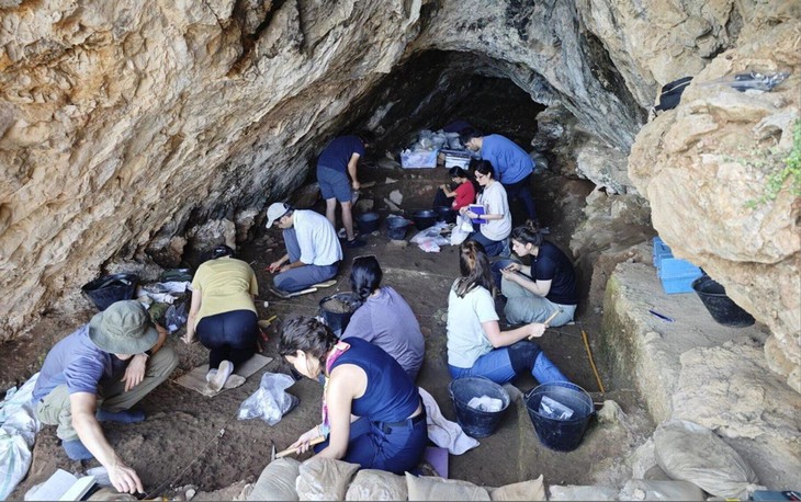 Giao điểm văn hóa giữa người hiện đại và Neanderthal tại hang Üçağızlı II - Ảnh 3.