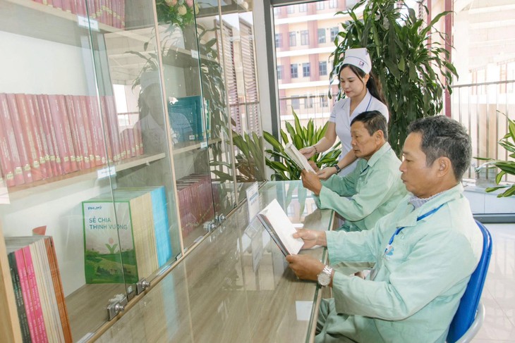Nghệ An lan tỏa văn hóa đọc bằng việc xây dựng tủ sách, thư viện sách trong cơ sở y tế- Ảnh 5.