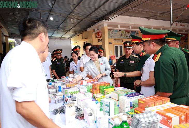 Khai mạc chương trình khám bệnh, cấp thuốc miễn phí cho nhân dân khu vực biên giới Việt Nam - Lào - Ảnh 4.