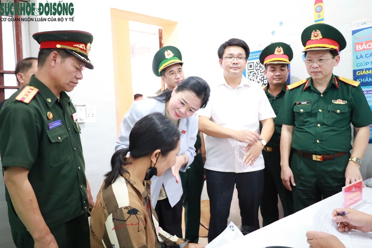 Khai mạc chương trình khám bệnh, cấp thuốc miễn phí cho nhân dân khu vực biên giới Việt Nam - Lào - Ảnh 5.