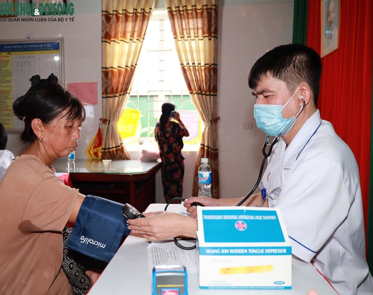 Khai mạc chương trình khám bệnh, cấp thuốc miễn phí cho nhân dân khu vực biên giới Việt Nam - Lào - Ảnh 6.