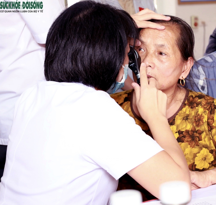 Khai mạc chương trình khám bệnh, cấp thuốc miễn phí cho nhân dân khu vực biên giới Việt Nam - Lào - Ảnh 7.
