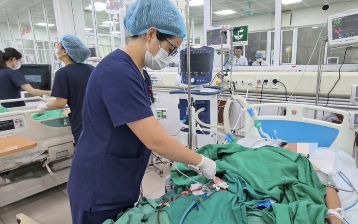 Cụ bà 83 tuổi bị sốc nhiễm khuẩn, áp xe hoại tử toàn vùng mặt sau khi nhổ răng khôn - Ảnh 4.
