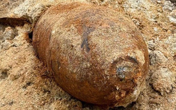 Phát hiện quả bom ‘khủng’ khi san lấp đất làm nghĩa trang- Ảnh 2.