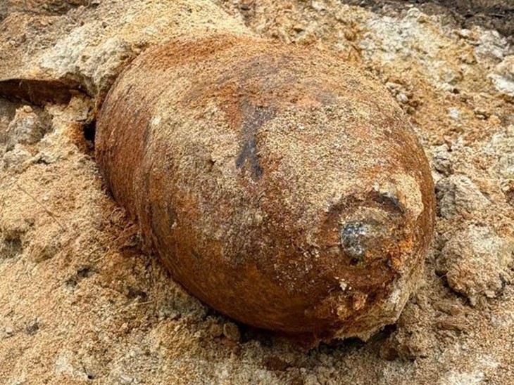 Đào đường phát hiện bom nặng 500kg, hiện trường được phong tỏa khẩn cấp- Ảnh 1.