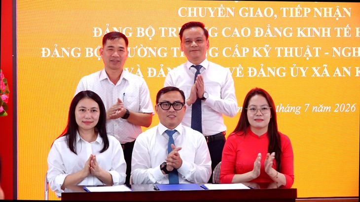 Hải Phòng: Chuyển giao hai Đảng bộ trường học về trực thuộc Đảng ủy xã An Khánh- Ảnh 1.
