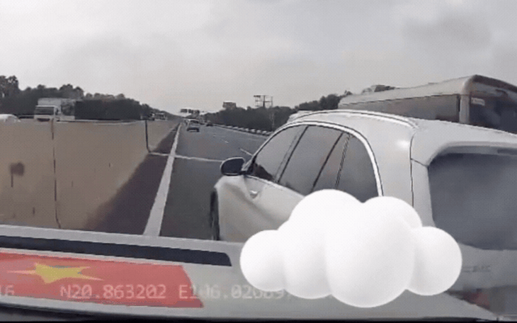 Video ô tô chuyển làn gây tai nạn liên hoàn trên cao tốc Hà Nội - Hải Phòng- Ảnh 2.