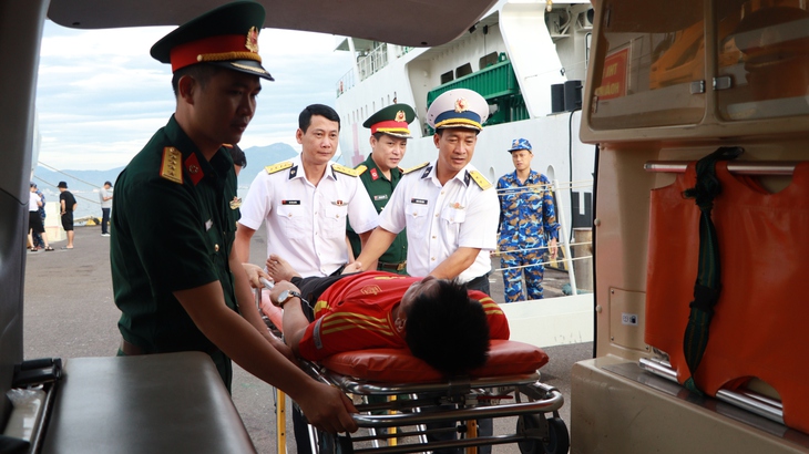 Tàu 571 đưa ngư dân mắc hội chứng tiền đình về bờ an toàn từ Đặc khu Trường Sa
- Ảnh 1.