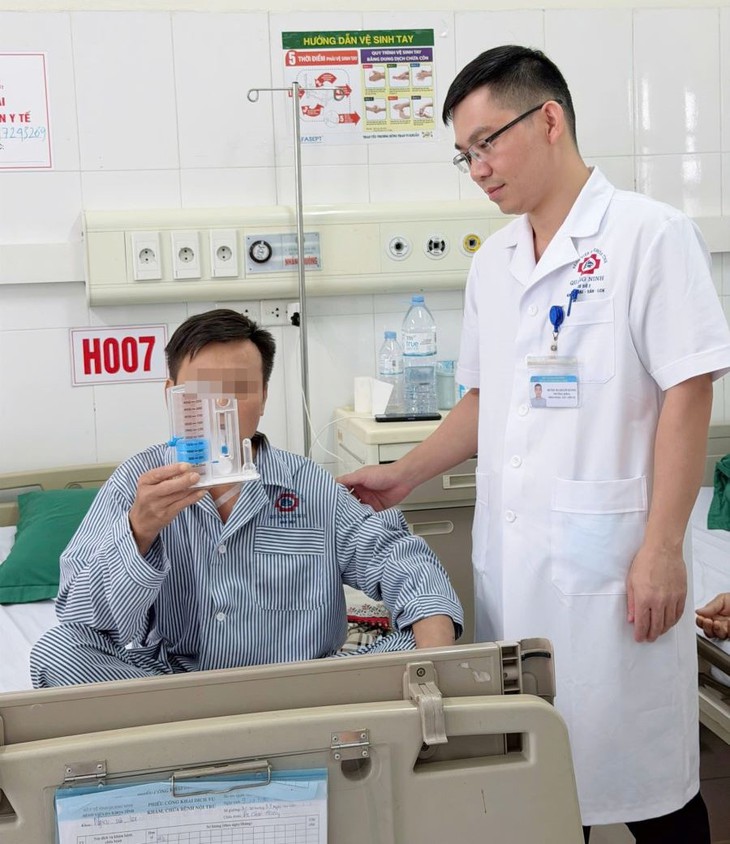 Phẫu thuật đồng thời xương sườn, xương đòn cứu bệnh nhân đa chấn thương nặng- Ảnh 2.