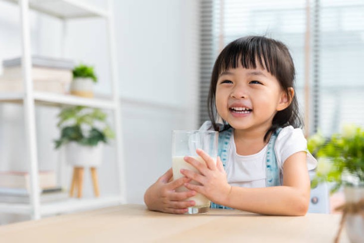 Cho con uống sữa hạt thay sữa bò: Coi chừng trẻ bị hụt hơi chiều cao - Ảnh 1.