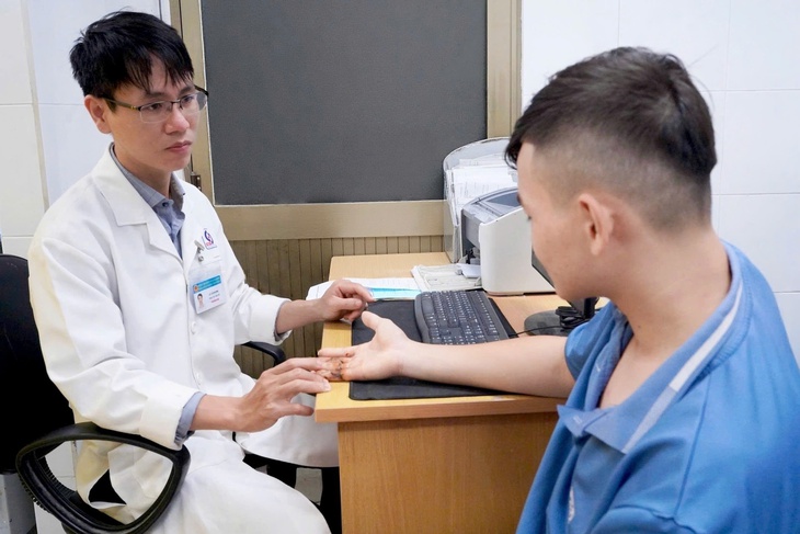 Ngày đầu đi làm, thanh niên 17 tuổi suýt mất 3 ngón tay vì máy cưa- Ảnh 4.
