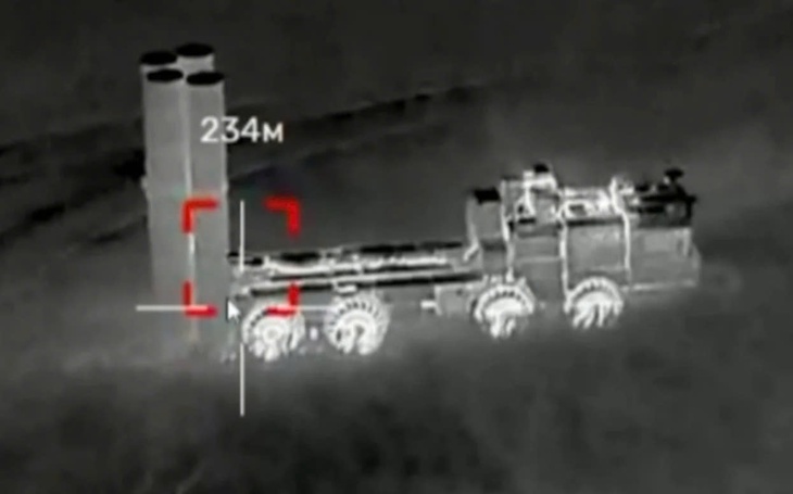 Ukraine tuyên bố phá hủy hai bệ phóng S-400 của Nga cùng một radar Nebo-U trong loạt đòn tấn công bằng máy bay không người lái - Ảnh 1.