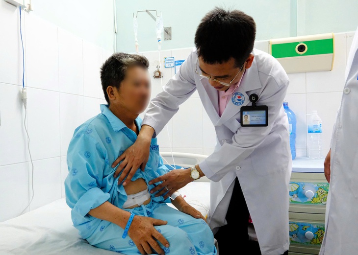 Người đàn ông suýt mất mạng vì mảnh xương đâm thủng dạ dày- Ảnh 1.