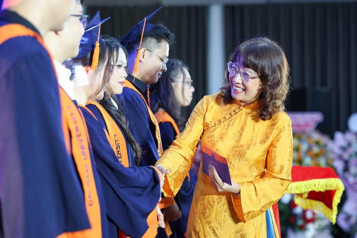 Thêm 83 bác sĩ y khoa ra trường, bổ sung nguồn nhân lực cho ngành y tế - Ảnh 2.