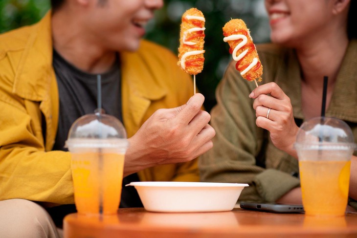 Những thói quen ăn uống mùa hè âm thầm gây áp lực lên hệ tiêu hóa- Ảnh 1.