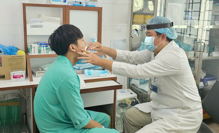 Ăn quá nóng, nam thanh niên bị tổn thương vùng họng- Ảnh 1.