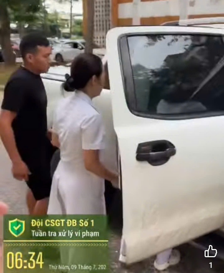 Bác sĩ đỡ đẻ cho sản phụ ngay trên xe ô tô đặc chủng CSGT - Ảnh 1.