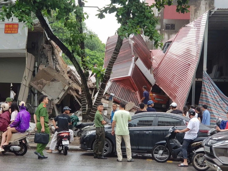 Ngôi nhà 2 tầng bất ngờ đổ sập trong lúc nhà liền kề đang thi công, phá dỡ ở Bắc Ninh- Ảnh 1.