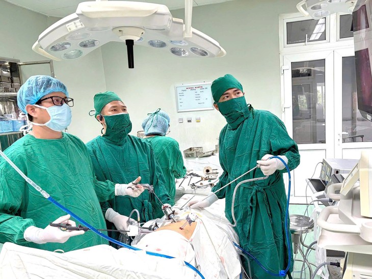 Chấm dứt 23 năm rò bàng quang - âm đạo nhờ phẫu thuật nội soi
- Ảnh 2.